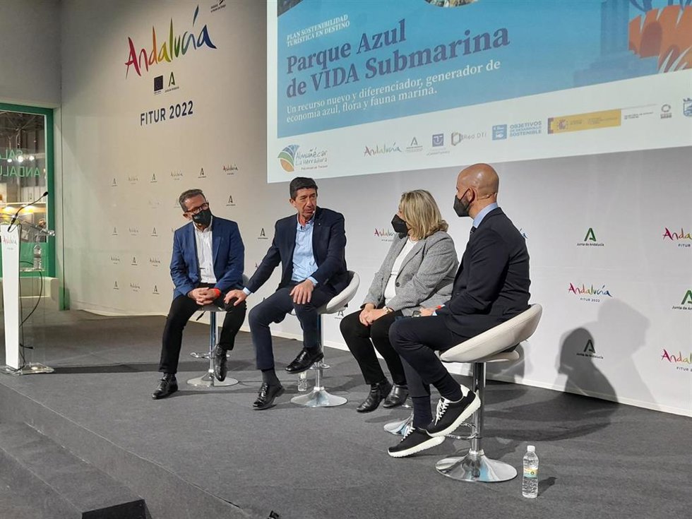 Juan Marín presenta en el pabellón de Andalucía en Fitur el Parque Subacuático de Almuñécar.