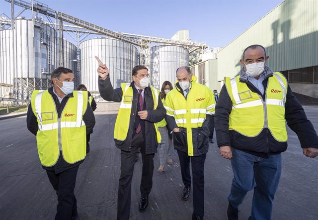 El ministro de Agricultura, Luis Planas (2i), y el presidente de ACOR, Jesús Posadas (2d), visitan la planta de extracción de aceites y oleaginosas, en la Planta de Tratamiento de Aceites de la Cooperativa ACOR, en Olmedo, Valladolid.