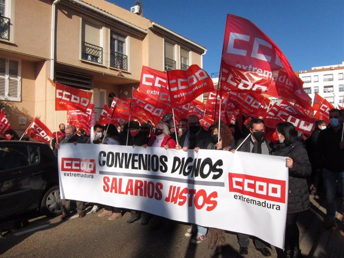 Archivo - CCOO se concentra frente a la sede de la Creex en Badajoz