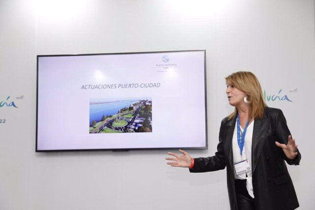 La presidenta del Puerto de Huelva durante la presentación de los proyectos puerto-ciudad en Fitur.