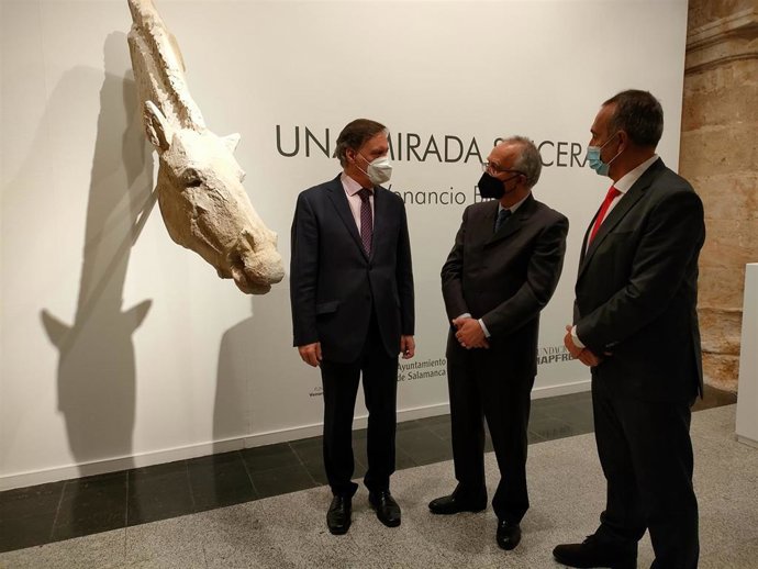 El alcalde de Salamanca, Carlos García Carbayo, el presidente de la Fundación Venancio Blanco, Francisco Blanco, y el director general territorial centro de Mapfre, Antonio Vigil-Escalera del Pozo, de izquierda a derecha en la exposición.