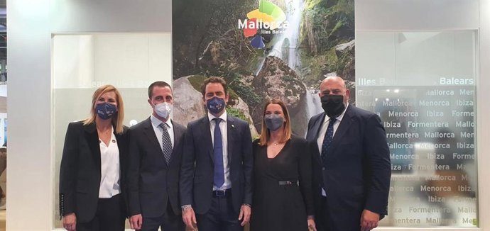 La presidenta del PP balear, Marga Prohens, junto con los presidentes de la formación en Palma y en Mallorca, Jaime Martínez y Lloren Galmés, respectivamente.