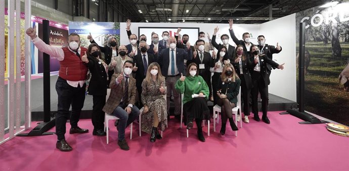 El presidente de la Diputación de Córdoba, Antonio Ruiz (centro), en la presentación de la Subbética en Fitur.
