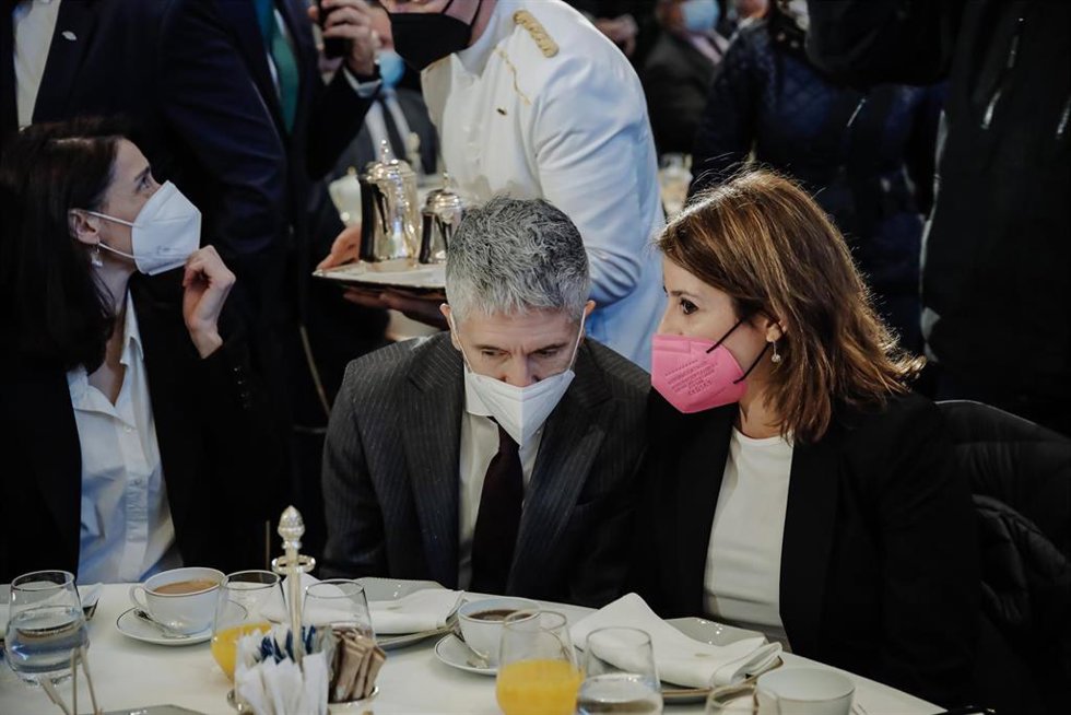 La ministra de Justicia, Pilar Llop; el ministro del Interior, Fernando Grande-Marlaska; y la vicesecretaria general del partido, Adriana Lastra, en un desayuno informativo organizado por Nueva Economía Fórum, en el Hotel Mandarin Oriental Ritz.