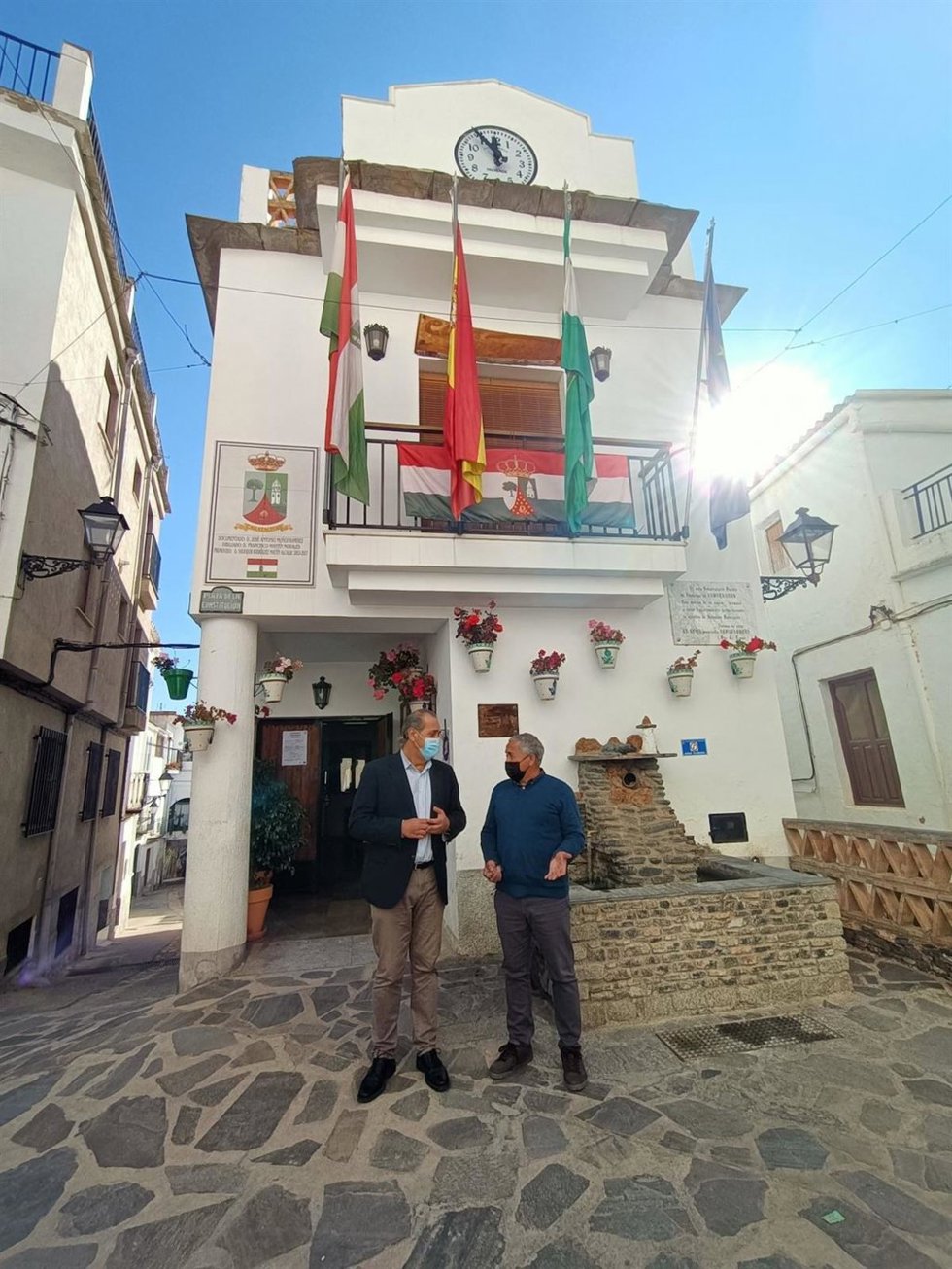 El delegado territorial de Regeneración, Justicia y Administración Local de la Junta en Granada, Enrique Barchino, ha visitado Carataunas (Granada), donde se ha reunido con el alcalde, Diego Fernández.