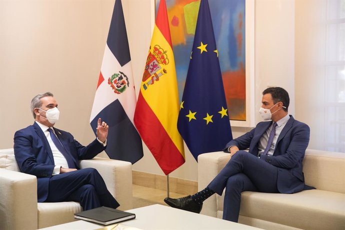 El presidente de la República Dominicana, Luis Abinader (i), y el presidente del Gobierno, Pedro Sánchez, durante una reunión en el Palacio de la Moncloa, a 20 de enero de 2022, en Madrid (España). Abinader se encuentra desde el pasado lunes, 17 de ener
