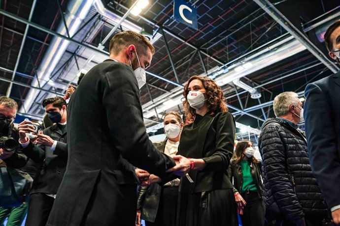La presidenta de la Comunidad de Madrid, Isabel Díaz Ayuso, visita el stand en Fitur.