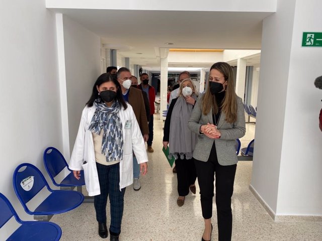 Las delegadas de la Junta en Huelva, Bella Verano, y de Salud y Familias, Manuela Caro, en su visita a las obras del centro de salud de La Palma.