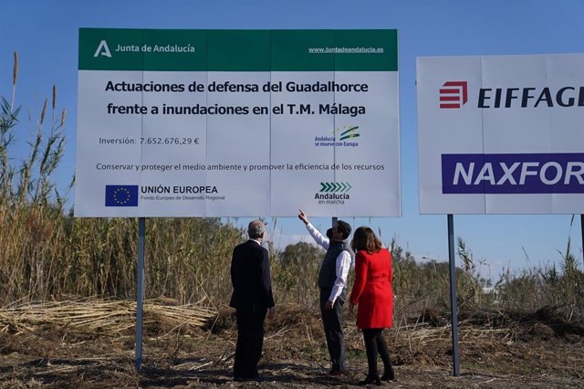El presidente de la Junta de Andalucía, Juanma Moreno, asiste en Málaga a la colocación de la primera piedra de las obras de defensa del Guadalhorce, junto al alcalde y la consejera de Medio Ambiente.
