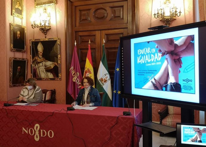La delegada de Igualdad en el Ayuntamiento de Sevilla, Adela Castaño, presenta una nueva edición de 'Educar en Igualdad'.