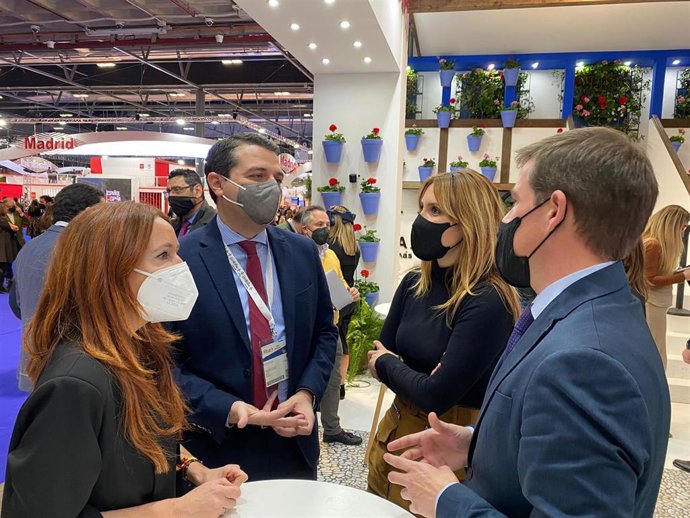 Los alcaldes de Córdoba y Xtiva conversan en FITUR