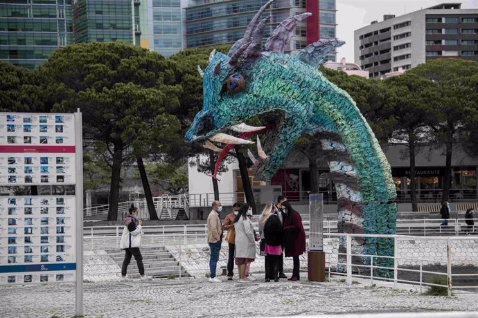 Personas con mascarilla en un parque de Lisboa