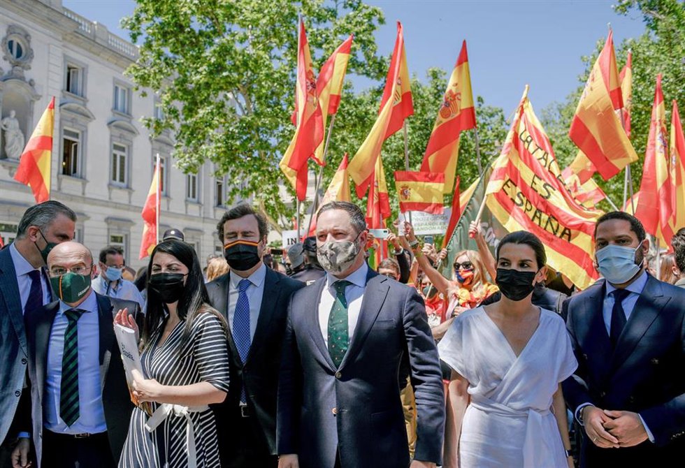 Archivo - El líder de Vox, Santiago Abascal, y otros dirigentes del partido en la presentación del recurso a los indultos del 'procés'