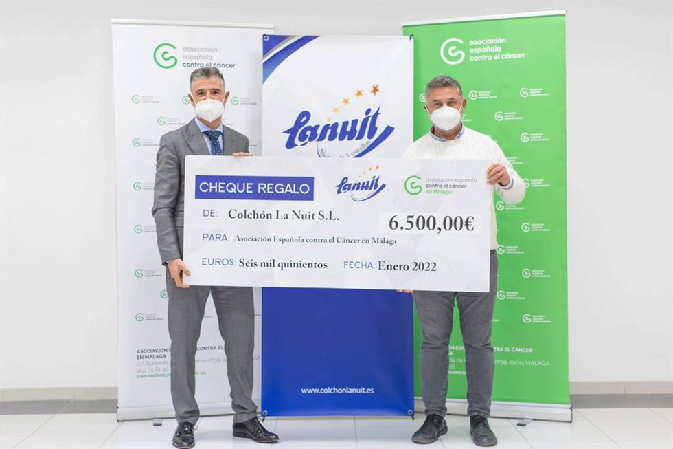 El gerente de Colchón La Nuit, Raimundo Artacho, entrega el cheque