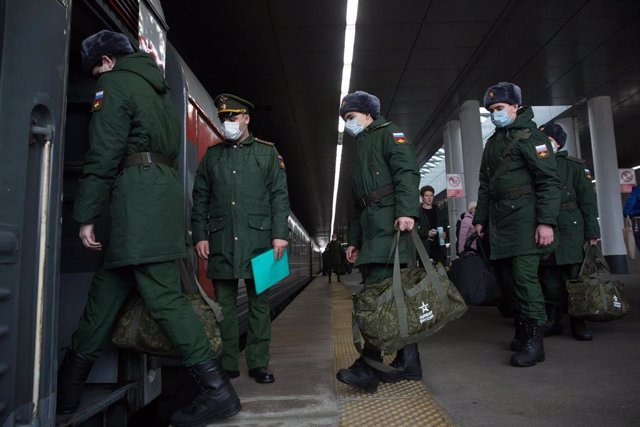 Archivo - Reclutas del Ejército ruso subiendo a tren en San Petersburgo