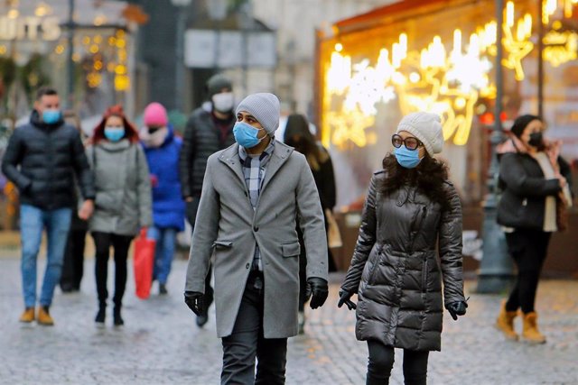Personas con mascarilla paseando por Bucarest