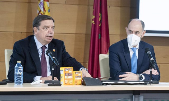 El ministro de Agricultura, Luis Planas, y el presidente de ACOR, Jesús Posadas, tras la visita a la planta de extracción de aceites y oleaginosas, en la Planta de Tratamiento de Aceites de la Cooperativa ACOR, en Olmedo, Valladolid.