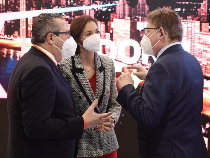 El presidente de la Generalitat, Ximo Puig (d) y la ministra de Industria, Comercio y Turismo.