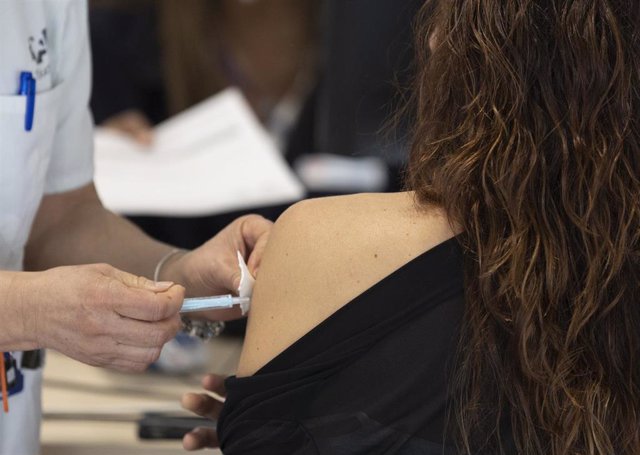Una mujer recibe la tercera dosis de la vacuna contra el Covid-19, en el Hospital Enfermera Isabel Zendal