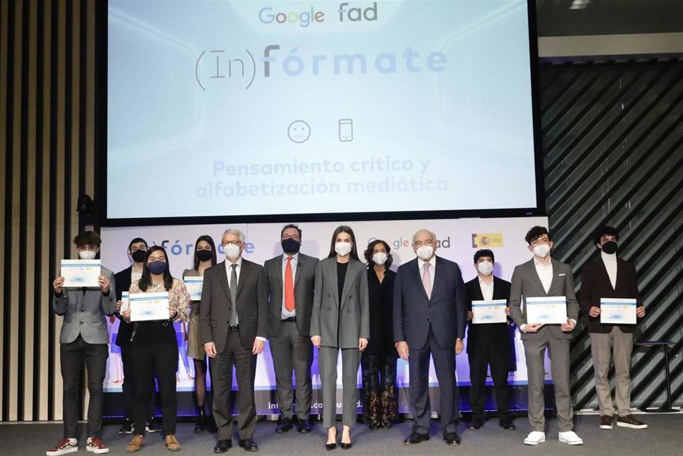 Archivo - La Reina acompañada por el presidente de Fad, Ignacio Bayón; el director de Políticas Públicas y Relaciones Institucionales de Google España y Portugal, Miguel Escassi;  el secretario de Estado de Educación, Alejandro Tiana; y los jóvenes gana