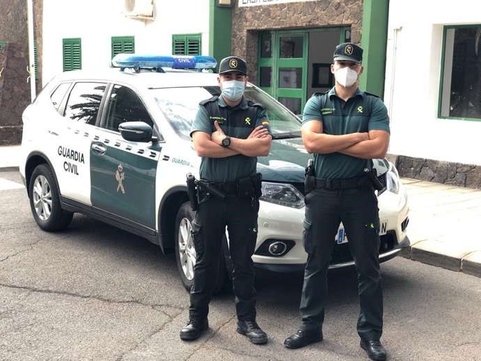 Agentes de la Guardia Civil que han podido revertir una parada cardiorrespitario en un hombre, de 75 años y nacionalidad alemana, que se derrumbó en una vía pública de Fuerteventura