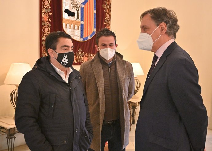 El alcalde de Salamanca, Carlos García Carbayo (d), junto a representantes de CES Salamanca