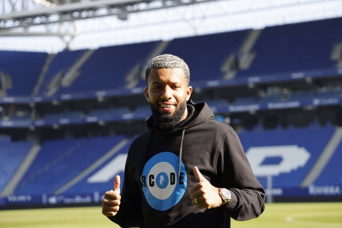 El nuevo jugador del RCD Espanyol Tonny Vilhena en su presentación en el RCDE Stadium