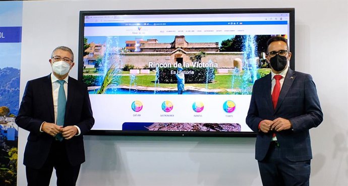 Rincón de la Victoria presenta su oferta para posicionarse como destino turístico inteligente durante su estancia en Fitur. En la imagen el alcalde, Francisco Salado (izquierda) y el concejal de Turismo, Antonio José Martín (derecha).
