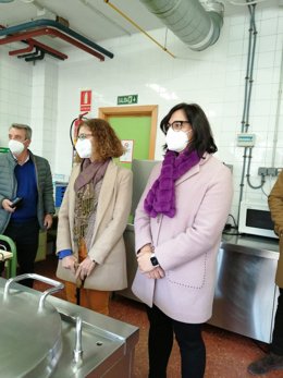 La delegada de Educación de la Junta en Granada, Ana Berrocal, y la delegada de Agricultura, Ganadería y Pesca, María José Martín Gómez, han acudido este jueves al CEPR San Pascual Bailón de Pinos Puente (Granada).