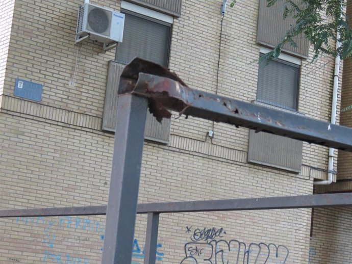 Barandilla oxidada en el polígono San Sebastián de Huelva.