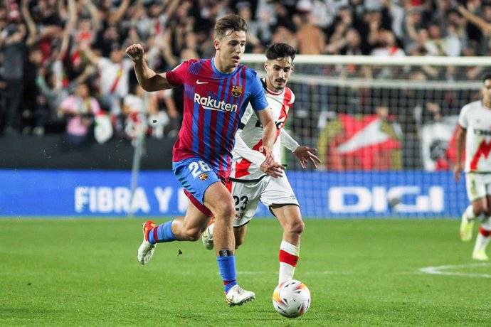 Archivo - Nico Gonzalez of FC Barcelona and Oscar Valentin of Rayo Vallecano in action during La Liga football match played between Rayo Vallecano and FC Barcelona at Vallecas stadium on October 27th, 2021 in Madrid, Spain.