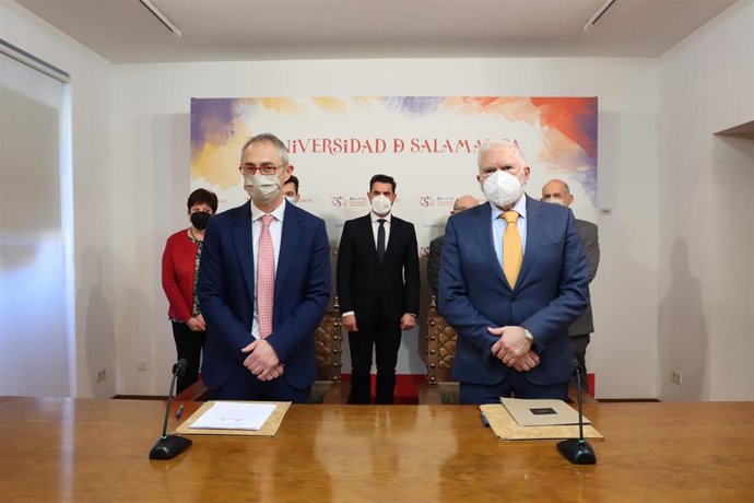 El rector de la USAL, Ricardo Rivero (i) y el consejero delegado de Latem Aluminium, Macario Fernández (d).