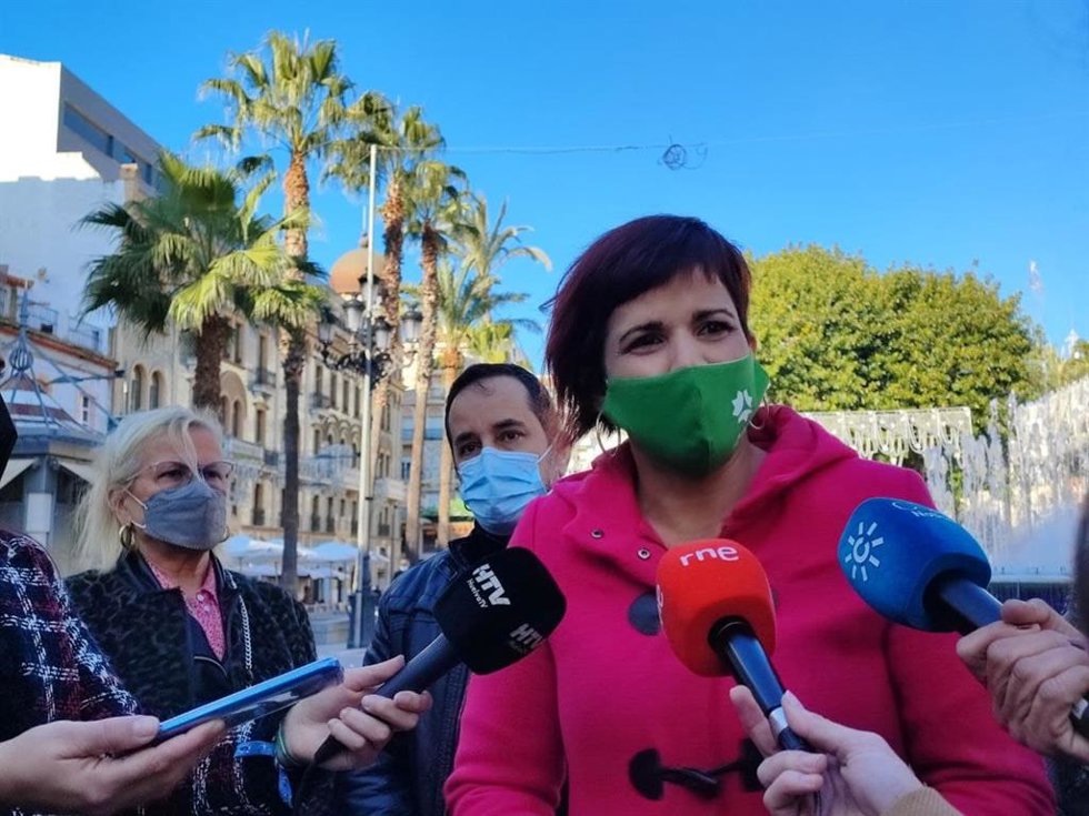 La portavoz de Adelante Andalucía, Teresa Rodríguez, junto con el concejal Jesús Amador Zambrano.