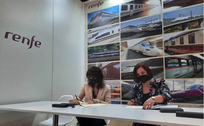 La vicealcaldesa de Zaragoza, Sara Fernández y la directora general de Renfe Viajeros, Sonia Araujo, han formalizadoyn acuerdo en el stand de Renfe en FITUR