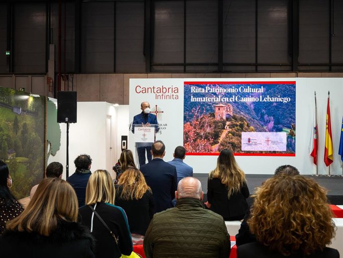 El consejero de Turismo, Javier López Marcano, en la presentación de la Ruta Patrimonio Cultural Inmaterial en Fitur