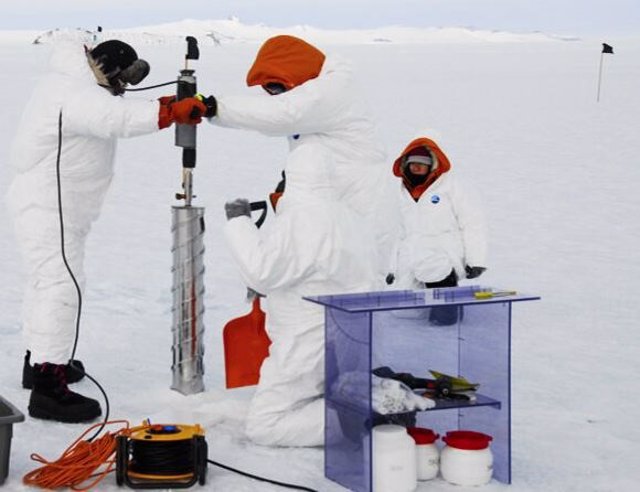 Un equipo de científicos perforando núcleos de hielo marino en la Antártida.