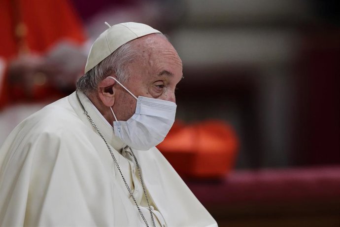 31 December 2021, Vatican, Vatican City: Pope Francis looks tired during celebration of First Vespers and Te Deum, the rite of thanksgiving for the end of the year, in Saint Peter's Basilica at the Vatican City. Pope Francis did not preside over the New