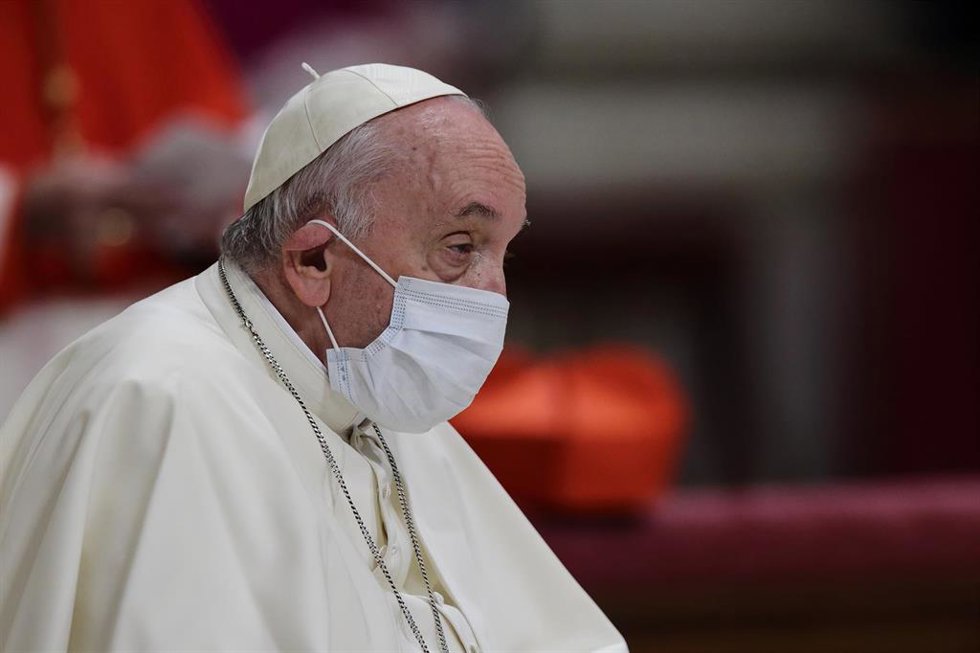 31 December 2021, Vatican, Vatican City: Pope Francis looks tired during celebration of First Vespers and Te Deum, the rite of thanksgiving for the end of the year, in Saint Peter's Basilica at the Vatican City. Pope Francis did not preside over the New