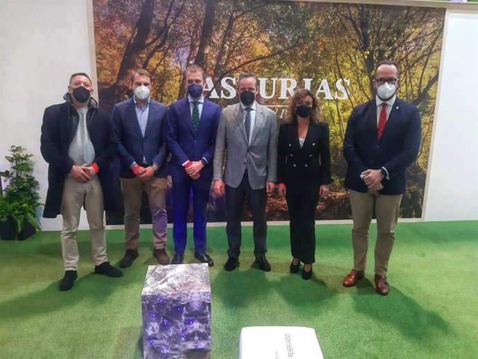 Responsables de Foro Asturias en el stand de Asturias en Fitur.