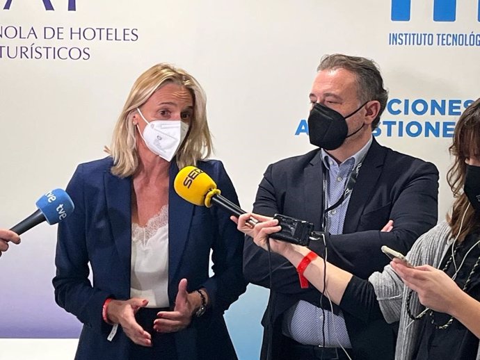 La presidenta de la Federación Empresarial Hotelera de Mallorca, María Frontera, en declaraciones a los medios, en Fitur.