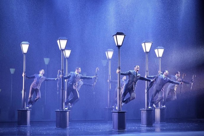 Archivo - Arxiu - L'actor Ivan Labanda en un número musical de 'Cantando bajo la lluvia' al Teatre Tívoli de Barcelona
