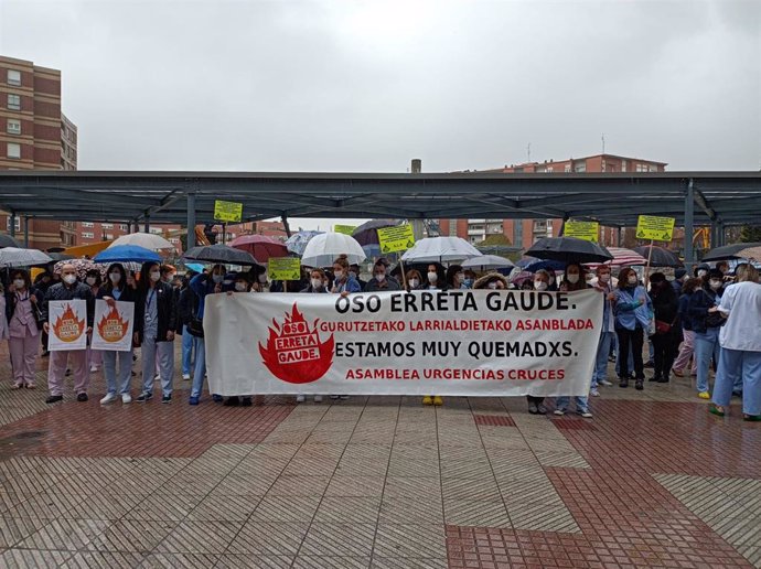 Concentración de los trabajadores de Urgencias del Hospital de Cruces de Barakaldo (Bizkaia) para denunciar el "estado crítico" del servicio.