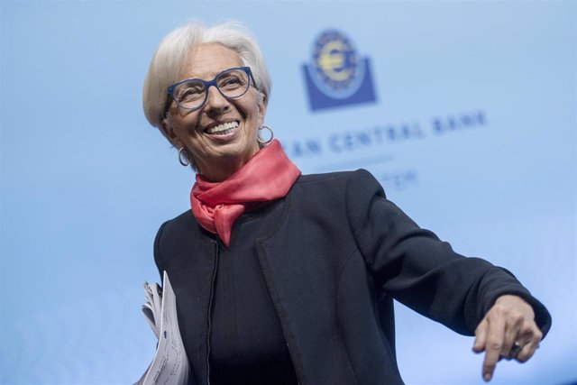 Archivo - FILED - 16 December 2021, Hessen, Frankfurt/Main: Christine Lagarde, President of the European Central Bank (ECB), leaves a press conference after a Governing Council meeting on monetary policy in the eurozone. Increasing interest rates too quic