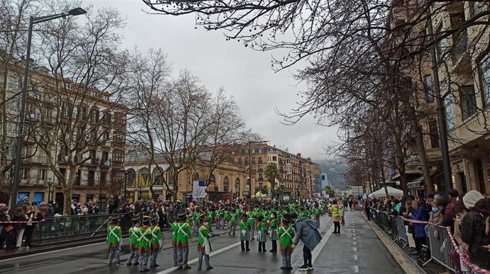 La tamborrada infantil de Orixe en el Boulevard donostiarra