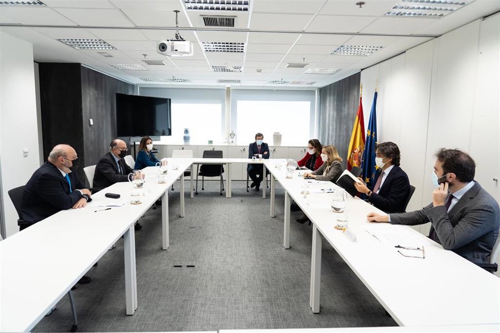 El Gobierno urge a los bancos a garantizar la inclusión financiera de las personas mayores