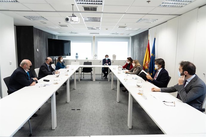 El Gobierno urge a los bancos a garantizar la inclusión financiera de las personas mayores