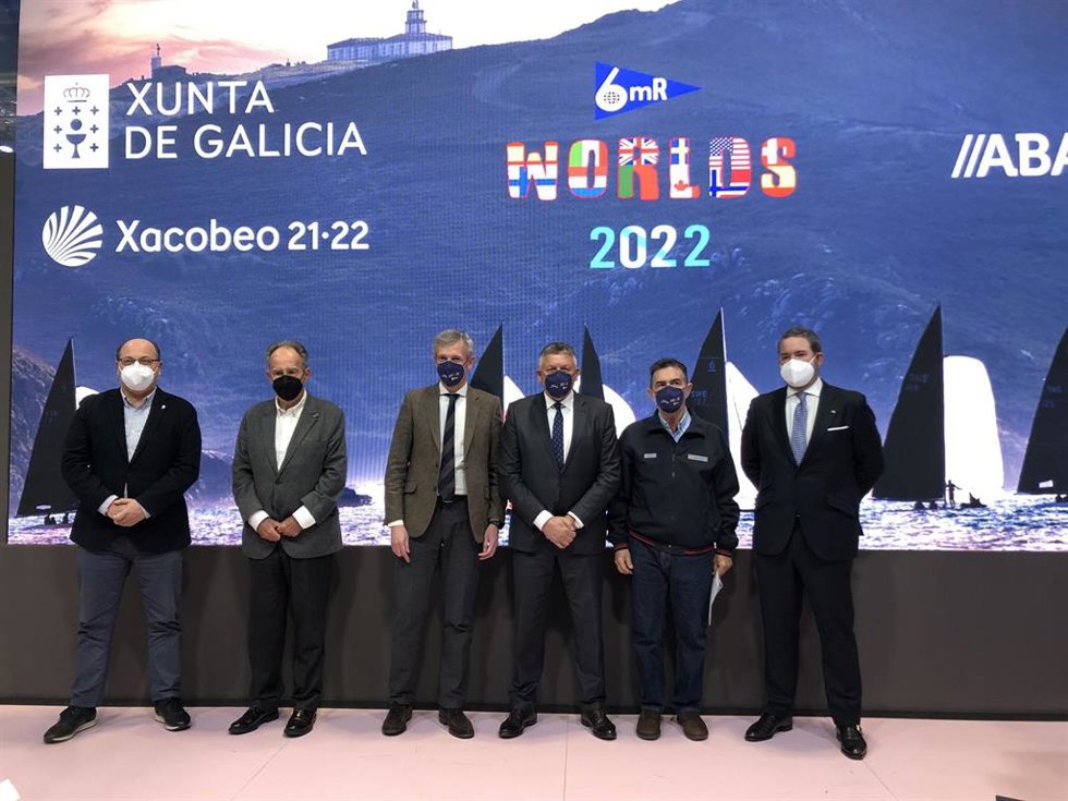 De izda a dcha: Cesareo Pardal; Javier Sanz, Alfonso Rueda, Telmo Martín, Pedro Campos y Luis Beraza durante la presentación en FITUR 2022 del Xacobeo 6mR Worlds