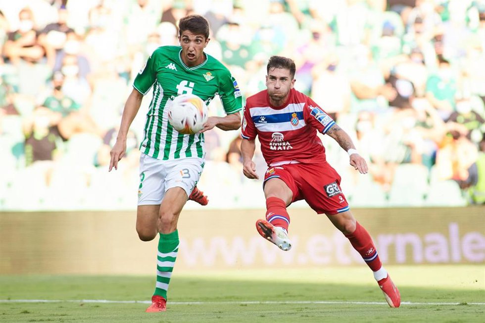 Archivo - Edgar González y Adrián Embarba pelean por un balón en el Betis-Espanyol de LaLiga Santander 2021-2022