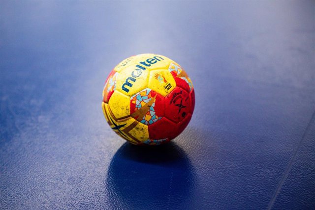 Archivo - Balón oficial de balonmano duarnte un partido del último Europeo de balonmano