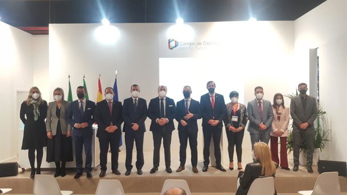 Alcaldes y presidente de la Mancomunidad celebrando el Día del Campo de Gibraltar en Fitur.